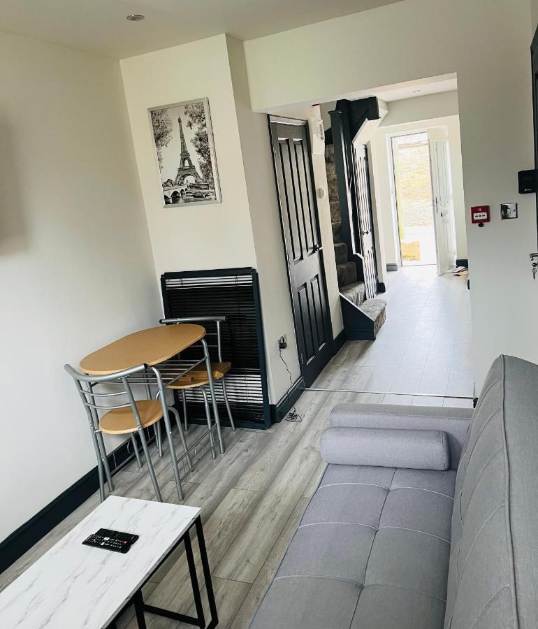 Green Lantern, Private En-Suite Double Bedroom آفلي المظهر الخارجي الصورة