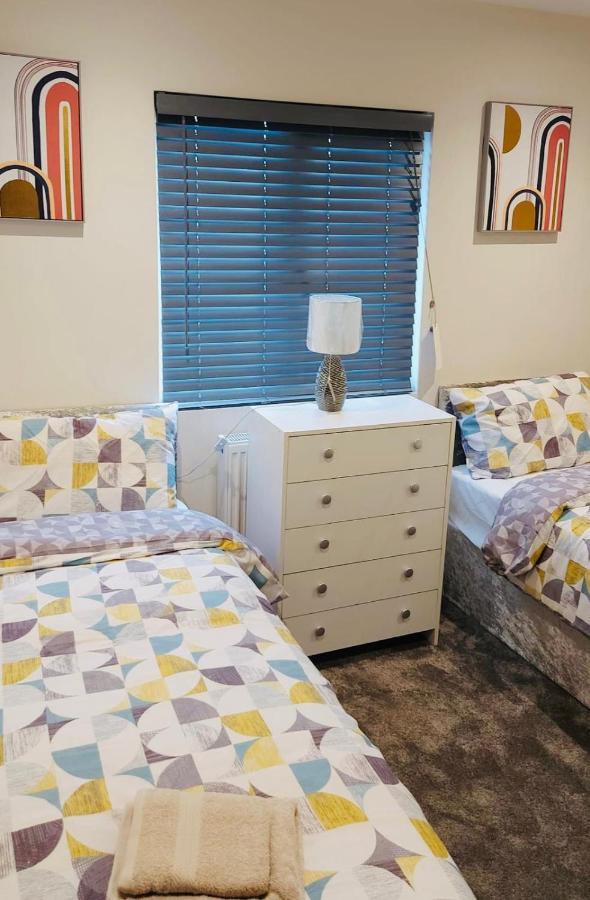 Green Lantern, Private En-Suite Double Bedroom آفلي المظهر الخارجي الصورة